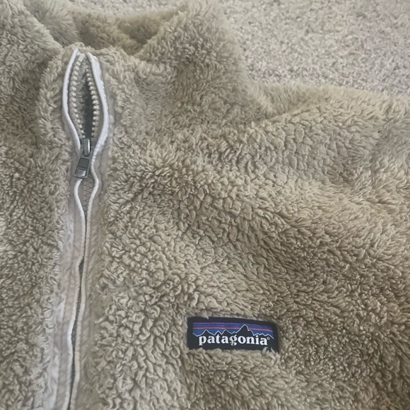 Patagonia fluffy zip up jacket with pockets. - Picture 2 of 5